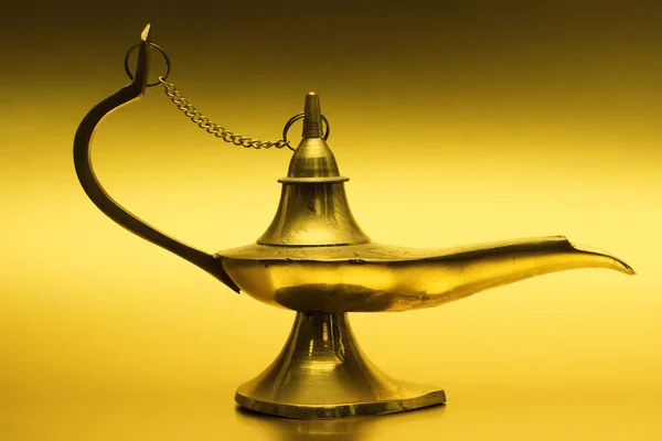 Золотистая Аладдиновая Лампа Синем Фоне — стоковое фото