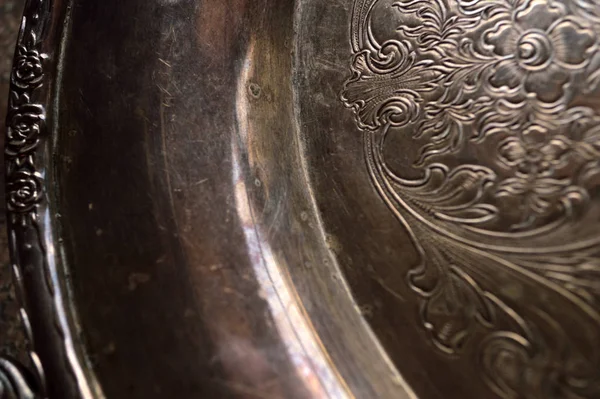 Antik Gümüş Bir Tabağın Parşömen Kağıdına Yakın Çekim — Stok fotoğraf