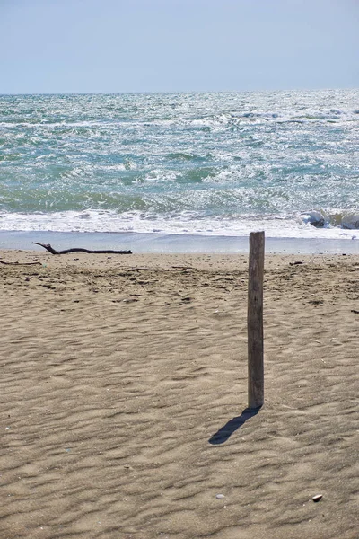 Strand Und Blaues Meer Mit Holzpfahl — Stockfoto