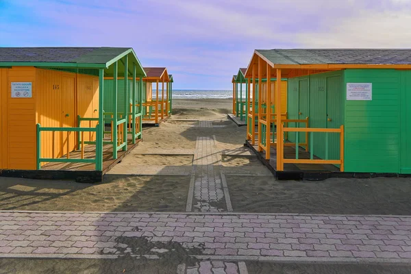 Plážové Domy Žluté Zelené Moře — Stock fotografie