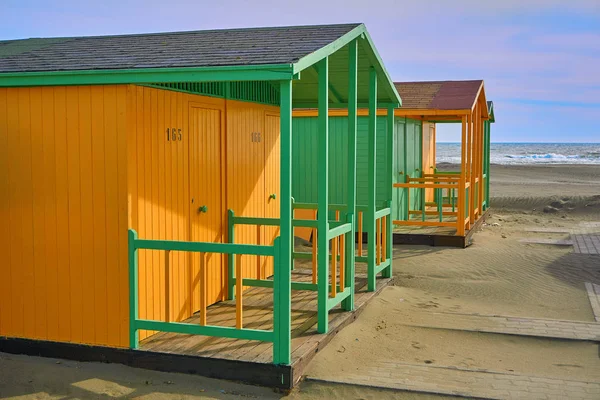 Casas Playa Amarillas Verdes Orillas Del Mar — Foto de Stock