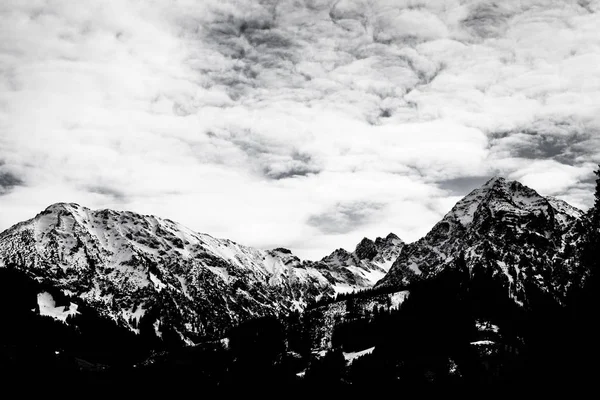 黒と白の対照的な雪の山の範囲 — ストック写真