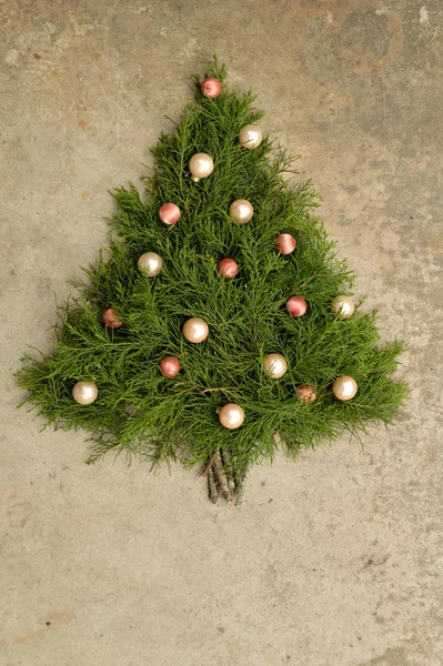 Árvore Natal Feita Ramos Cedro Com Pêssego Ornamentos Bola Rosa — Fotografia de Stock