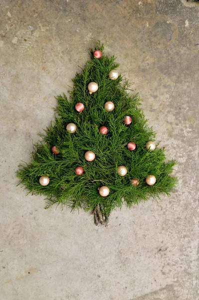 Árvore Natal Feita Ramos Cedro Com Pêssego Ornamentos Bola Rosa — Fotografia de Stock