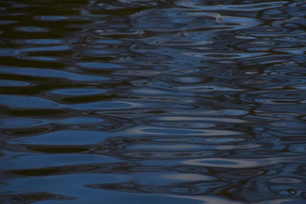 Красочные Синие Рябь Волны Текущие Поверхности Воды Текстуры Фона Вблизи — стоковое фото