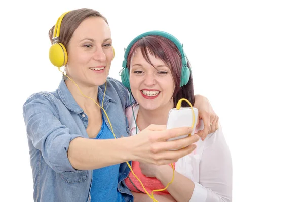 Duas Jovens Hispânicas Tomando Uma Selfie Isolada Fundo Branco — Fotografia de Stock