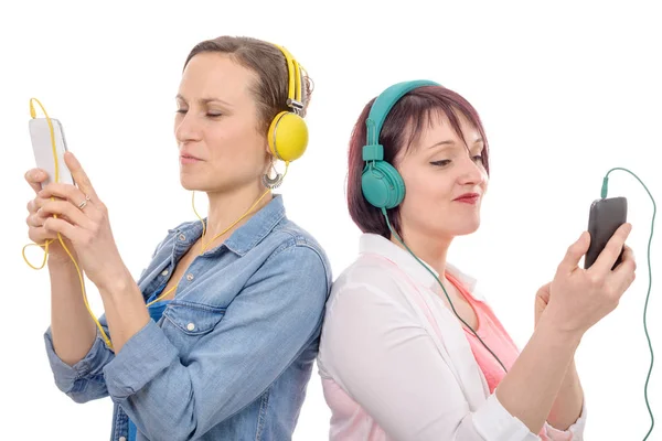 人の美しい女性が白い背景で隔離のヘッドフォンで音楽を聴く — ストック写真
