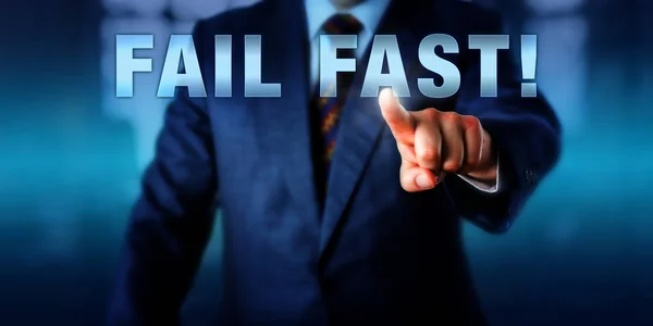 Przedsiębiorca Dotykając Fail Fast Półprzezroczystym Ekranie Dotykowym Biznesowa Metafora Motywacyjna — Zdjęcie stockowe