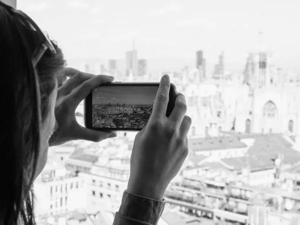 Dívka Fotografování Arial Pohled Panorama Města Milána Itálie Chytrým Telefonem — Stock fotografie