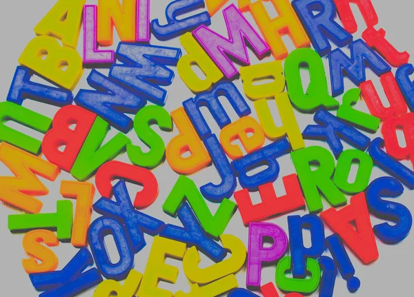 英语字母表字母塑料玩具字符 色彩生机勃勃变化 — 图库照片