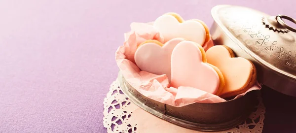 Galletas Fondantes Decorativas Forma Corazón Una Lata Sobre Fondo Lila — Foto de Stock