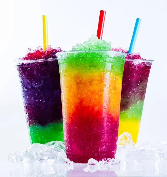 色彩斑斓的彩虹层状结冰果冻饮料在冰封的白色表面上的静止不动生活 三连冠燕麦 — 图库照片