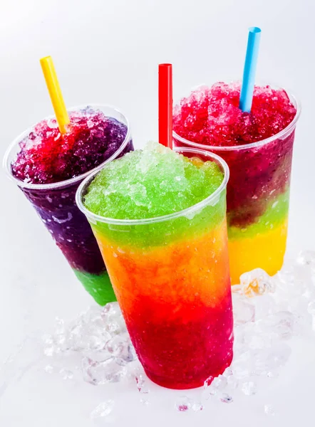 色彩斑斓的彩虹层状结冰果冻饮料在冰封的白色表面上的静止不动生活 三连冠燕麦 — 图库照片