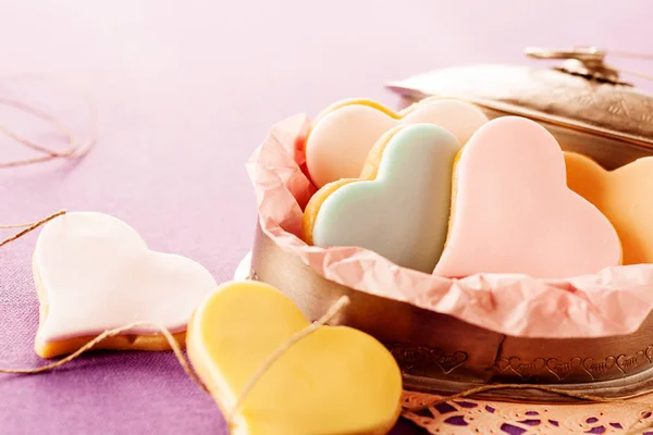 Bunt Glasierte Herzförmige Plätzchen Mit Fondant Füllung Serviert Einer Alten — Stockfoto