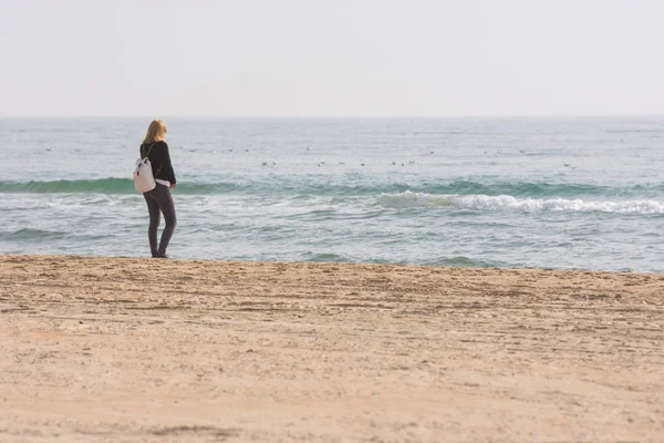 Genç Bir Kız Sahil Üzerinde Duruyor Denizde Görünüyor — Stok fotoğraf