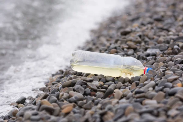 Plastikowe Butelki Leżące Kamienistej Plaży — Zdjęcie stockowe