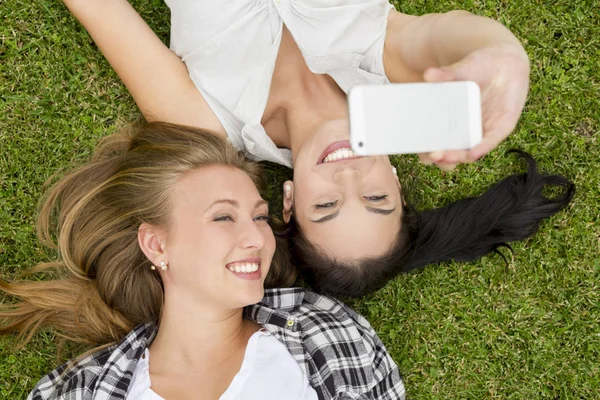 Female Best Friends Lying Grass Making Selfies — Stock Photo, Image