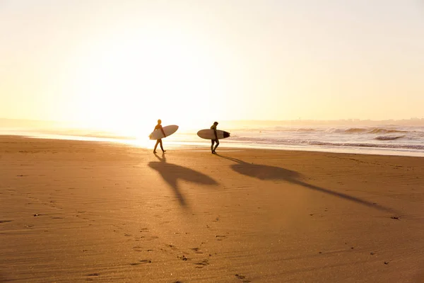 Surfista Con Tavola Surf Tra Dune Che Guarda Onde — Foto Stock