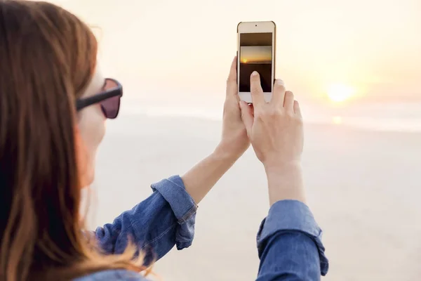 Vakker Kvinne Som Tar Bilder Med Mobiltelefon – stockfoto