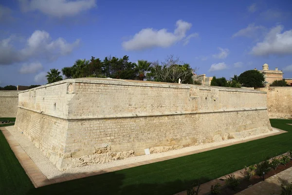 对马耳他历史古都姆迪纳城墙的看法 — 图库照片