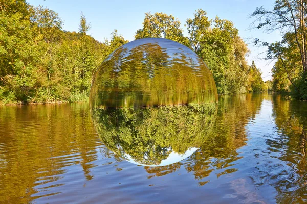 Ein Ball Schwebt Über Einem Romantischen Fluss — Stockfoto