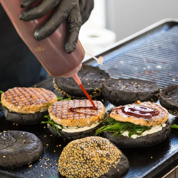 Chef Macht Rindfleisch Burger Freien Auf Open Kitchen International Food — Stockfoto