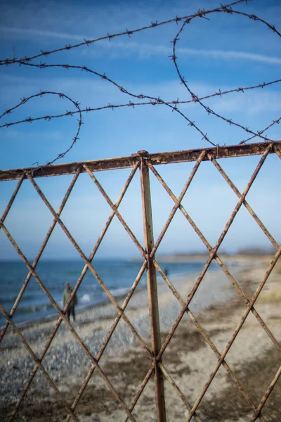 Old Barbed Wire Fence Beach Front Blue Water — Stock Photo, Image