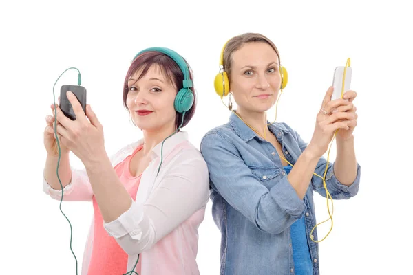 Duas Mulheres Bonitas Ouvindo Música Com Smartphone Fones Ouvido Isolados — Fotografia de Stock