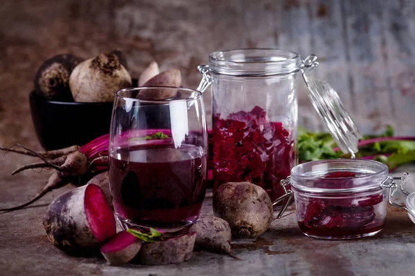 Glass Fresh Beetroots Juice Roots Beet Leaves Jars Background Rusty — Stock Photo, Image