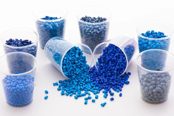Различные Окрашенные Грануляты Голубого Пластика Лаборатории — стоковое фото