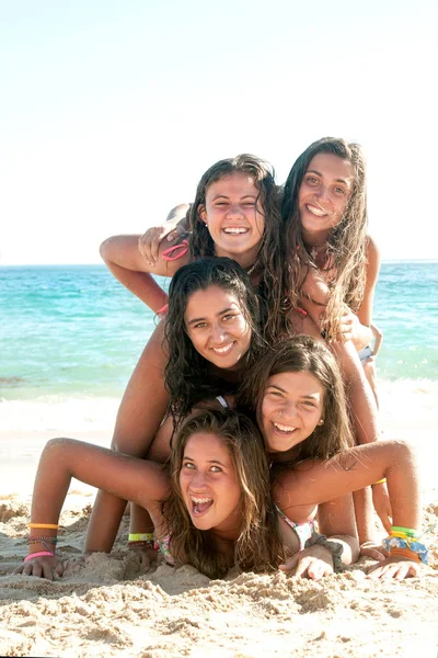 Groupe Filles Heureuses Adolescentes Plage — Photo