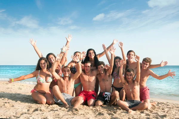 Groupe Adolescents Heureux Plage — Photo