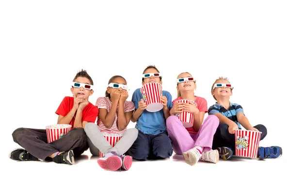 Kindergruppe Mit Gläsern Und Popcorn — Stockfoto