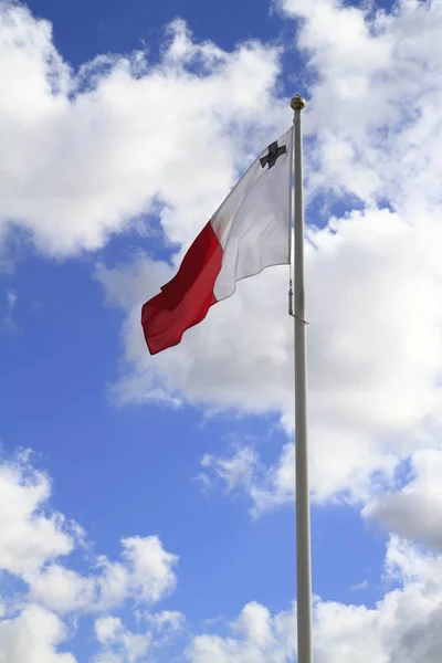 Flaga Malty Biegunie Falującym Wietrze — Zdjęcie stockowe