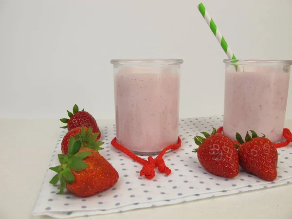奶油草莓奶昔加牛奶 酸奶和草莓 — 图库照片