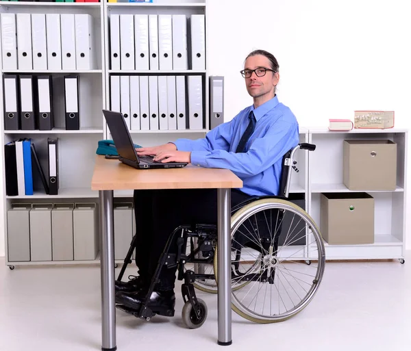 坐轮椅的残疾人商人 — 图库照片