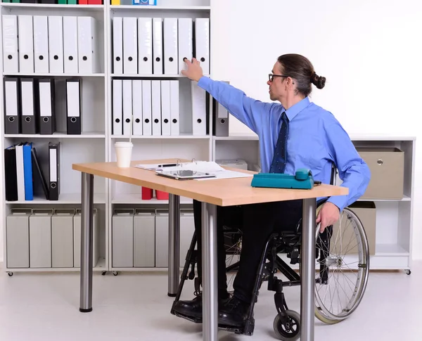 坐轮椅的残疾人商人 — 图库照片