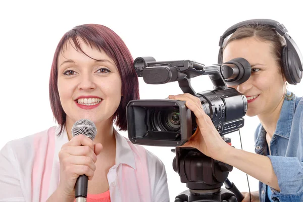 Seorang Jurnalis Wanita Muda Dengan Mikrofon Dan Juru Kamera — Stok Foto