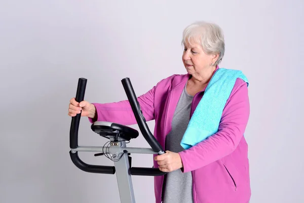 Seniorinnen Trainieren Mit Fitnessgerät — Stockfoto