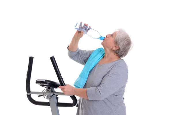 Seniorinnen Trainieren Mit Fitnessgerät Und Trinkwasser — Stockfoto