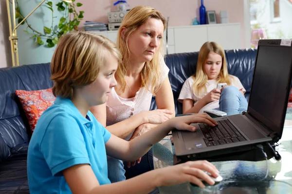 Blond Mother Her Children Using Computer Together — Stock Photo, Image