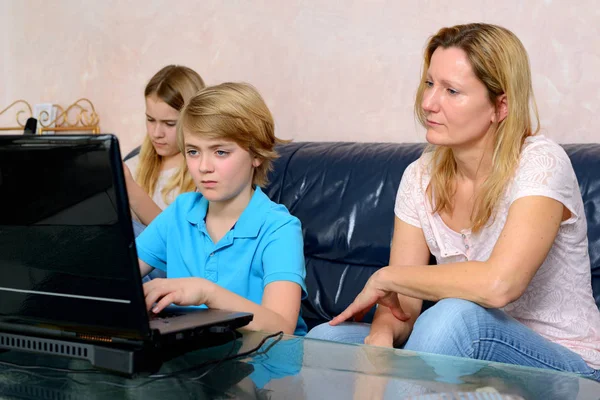 Mãe Seus Filhos Usando Computador — Fotografia de Stock