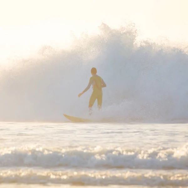 冲浪手骑在一个强大的海浪 正方形构成 — 图库照片