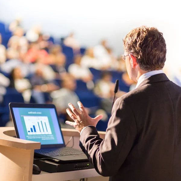 Talare Vid Business Conference Med Offentliga Presentationer Publiken Konferenssalen Entreprenörsklubben — Stockfoto