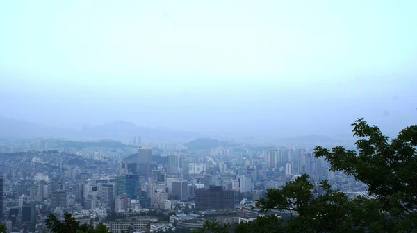 从韩国的大山上欣赏首尔的全景 — 图库照片