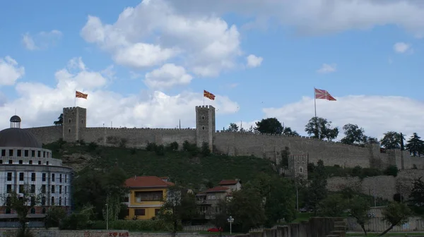 Makedonya Bayraklı Taştan Yapılmış Eski Bir Savaş Kalesi — Stok fotoğraf