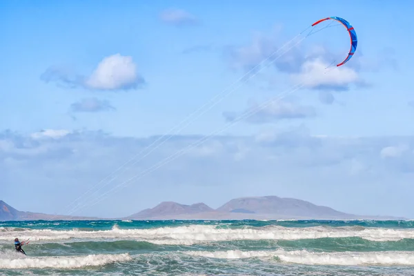 Kitesurfers Lanzarote Caleta Famara — Fotografia de Stock