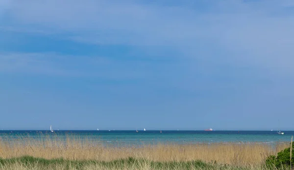 Baltic Panorama Turkusowym Morzem Żaglówkami Horyzoncie Słoneczny Letni Dzień — Zdjęcie stockowe