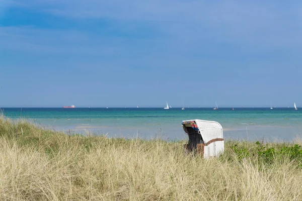 Piękne Krzesło Plażowe Wydmach Żaglowcami Morzu Bałtyckim Tle Niemcy — Zdjęcie stockowe