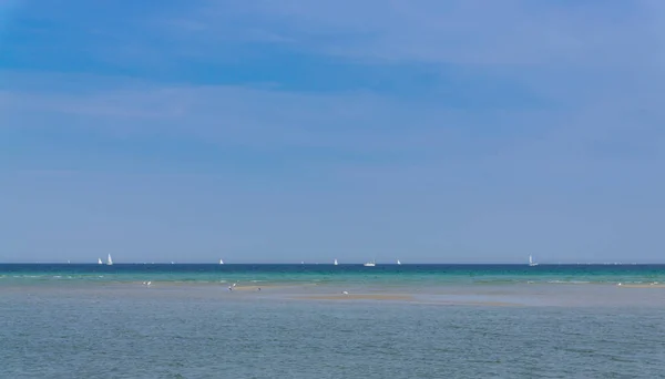 Baltic Panorama Turkusowym Morzem Żaglówkami Horyzoncie Słoneczny Letni Dzień — Zdjęcie stockowe